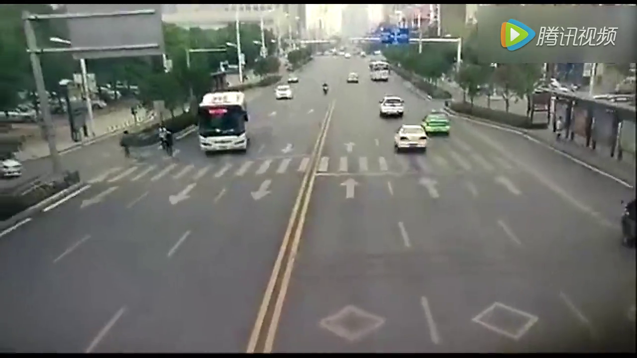 电动车这样作死，谁也救不了你，小哥逆行惨遭撞飞