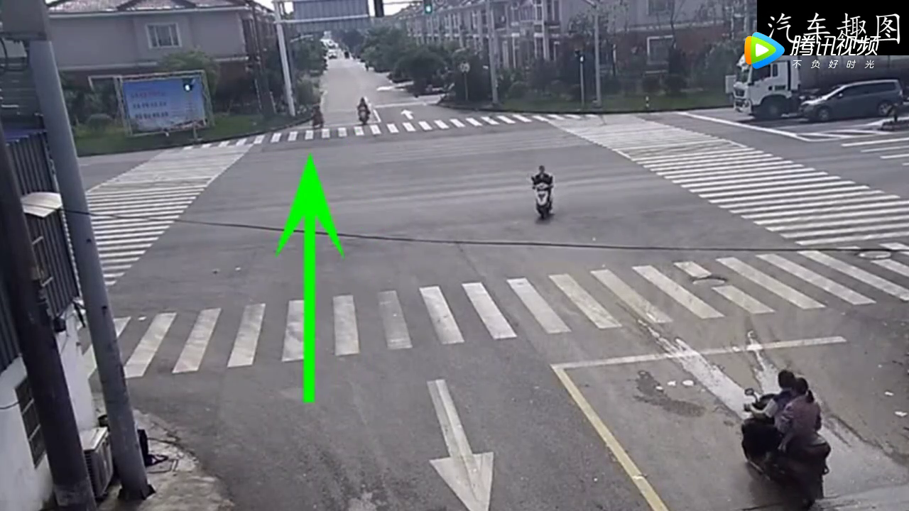 面对红灯电动车丝毫没有犹豫，大货车的出现让他再也没机会闯红灯
