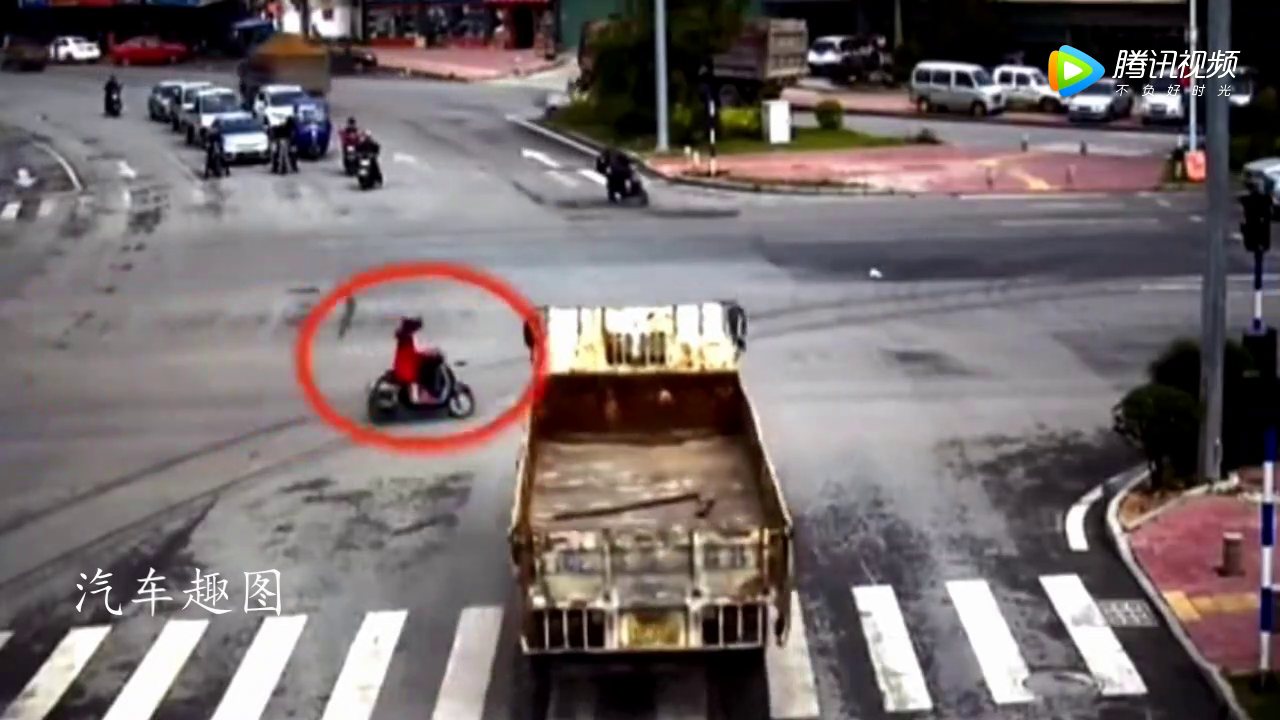 闯红灯的电动车女子都没想到，大货车会这么无情的撞向她！