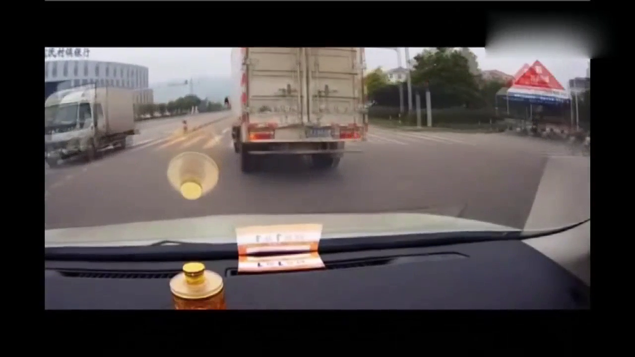 前面货车突然撞倒电动车，老司机避让躲过一劫
