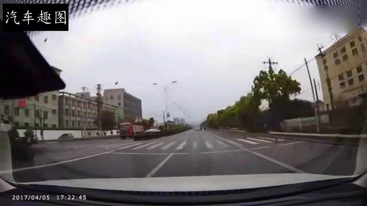 早已经看到电动车，司机选择按喇叭都不踩刹车，真不配开车！