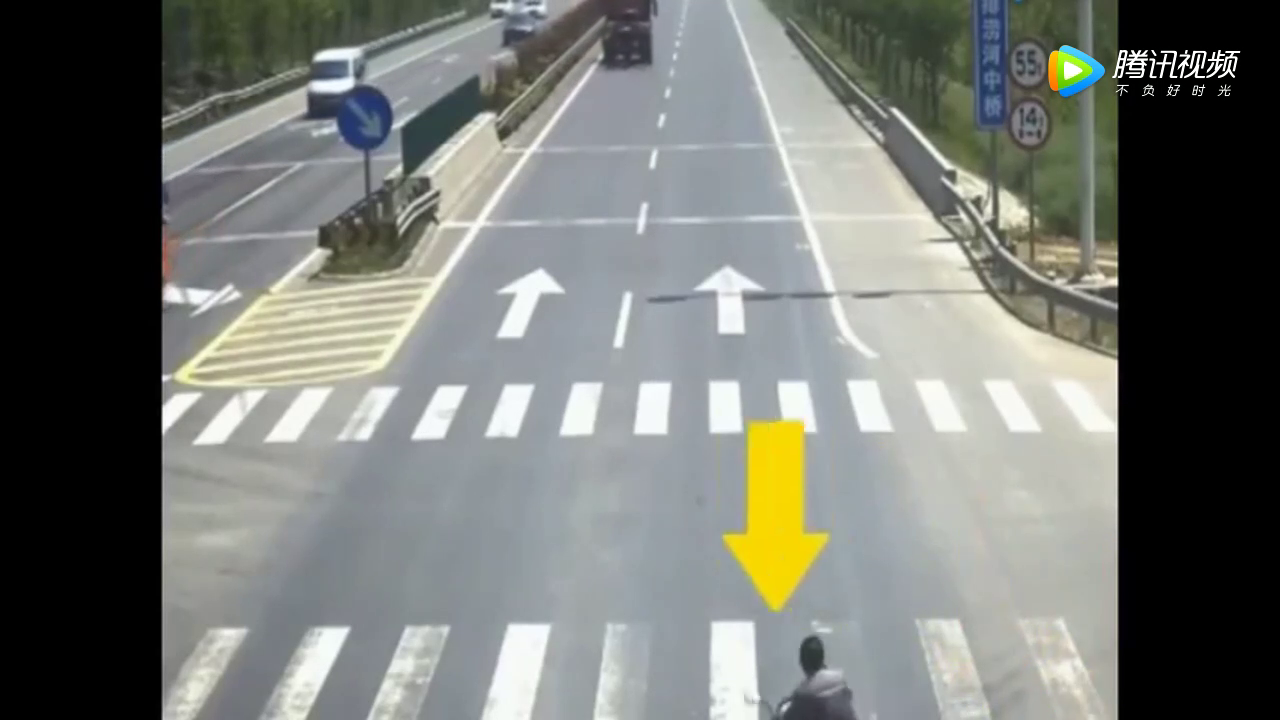 电动车在马路任意横行，害死大货车司机，监控拍下令人气愤过程