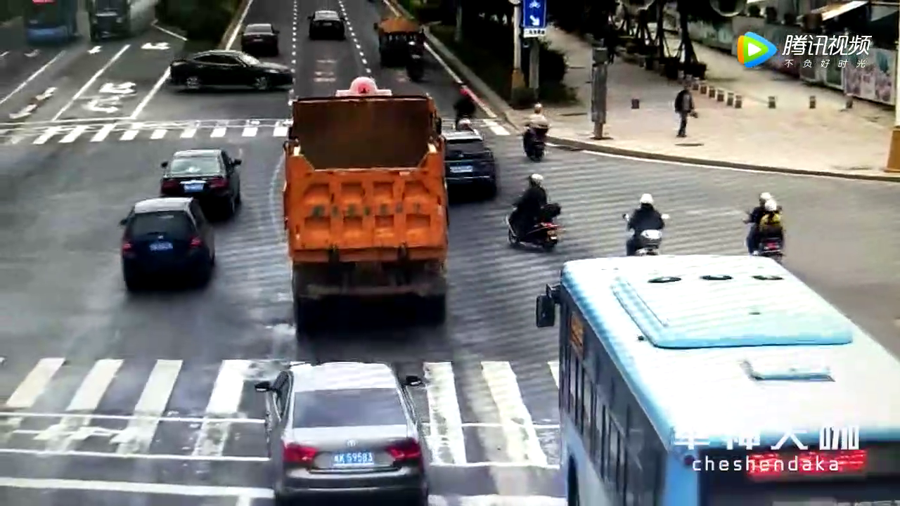 电动车紧跟大货车前转弯，不作不死