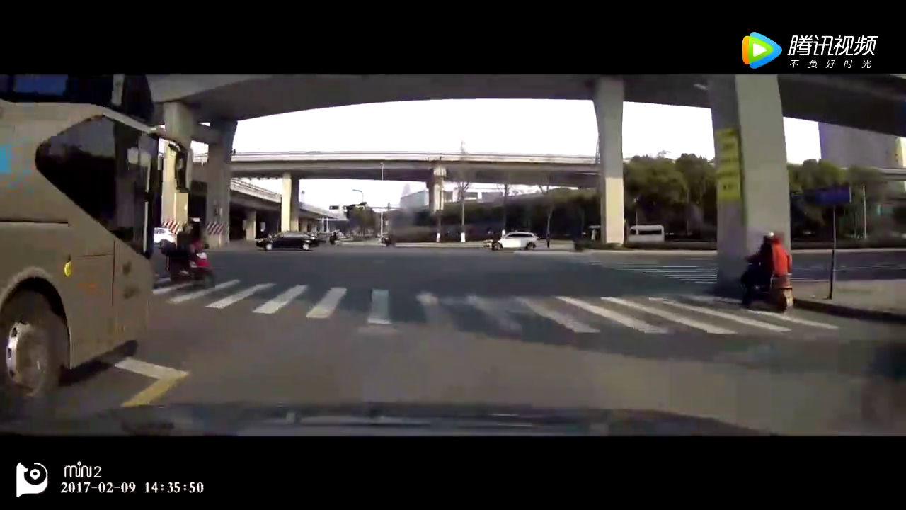电动车鬼探头，被撞还得赔钱，好气啊