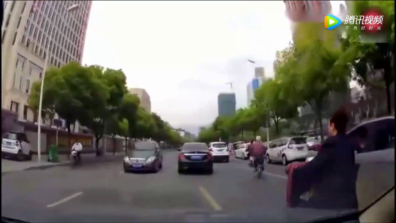 嚣张电动车在机动车道任意别车，惹怒老司机！