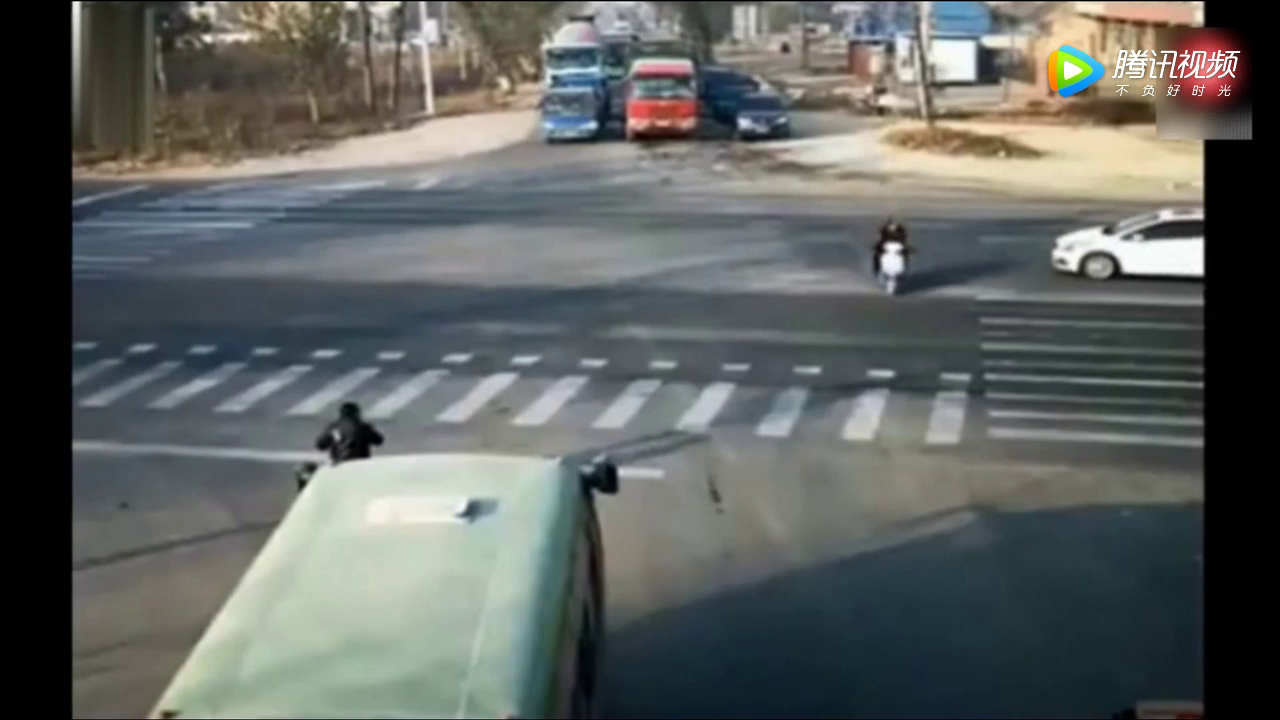 大货车疯狂警示，可是还是阻挡不住电动车闯红灯