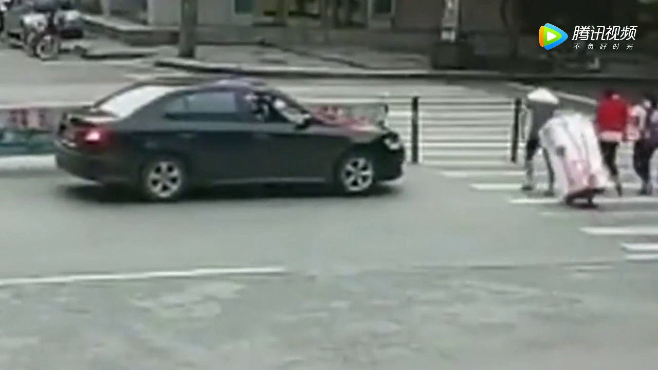 丰田司机礼让行人过马路，电动车却不守规矩