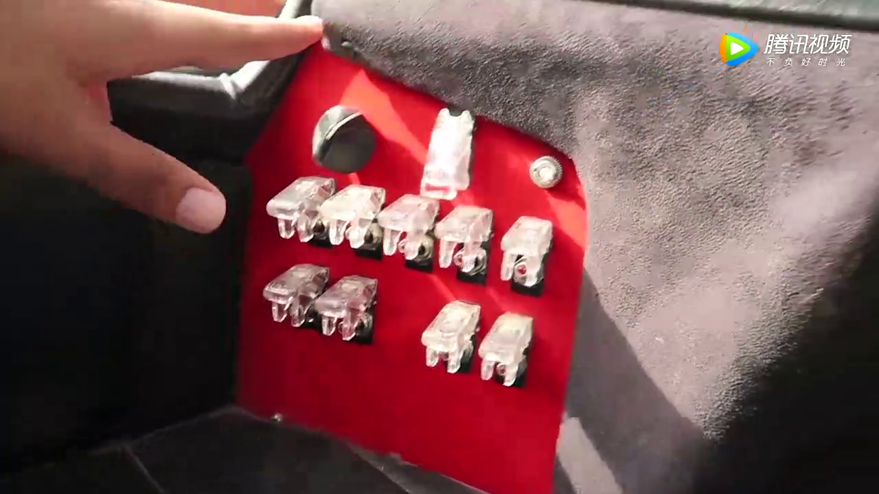 土豪按下钥匙的瞬间，感受下什么才叫超级跑车！