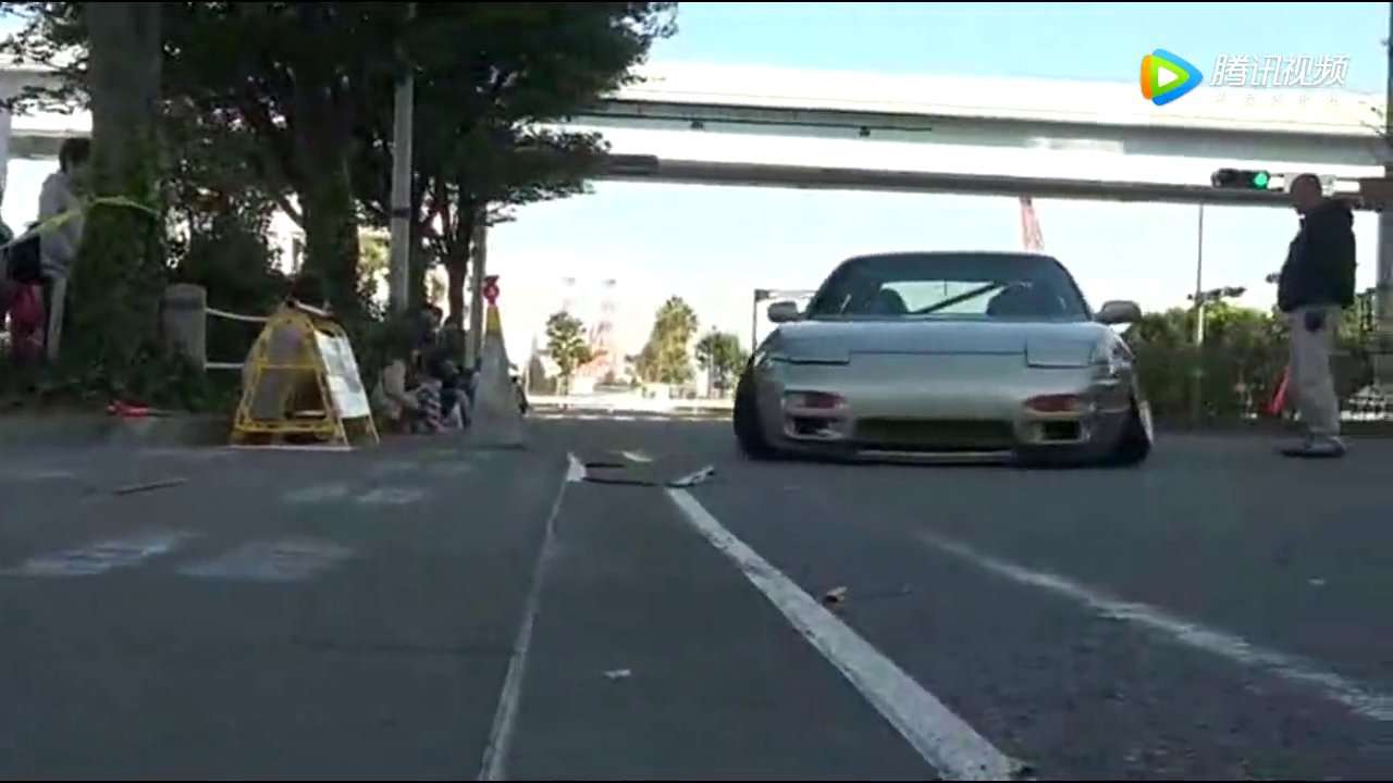 低趴改装车聚会时突然来了一辆大货车，小伙伴们都惊住了！