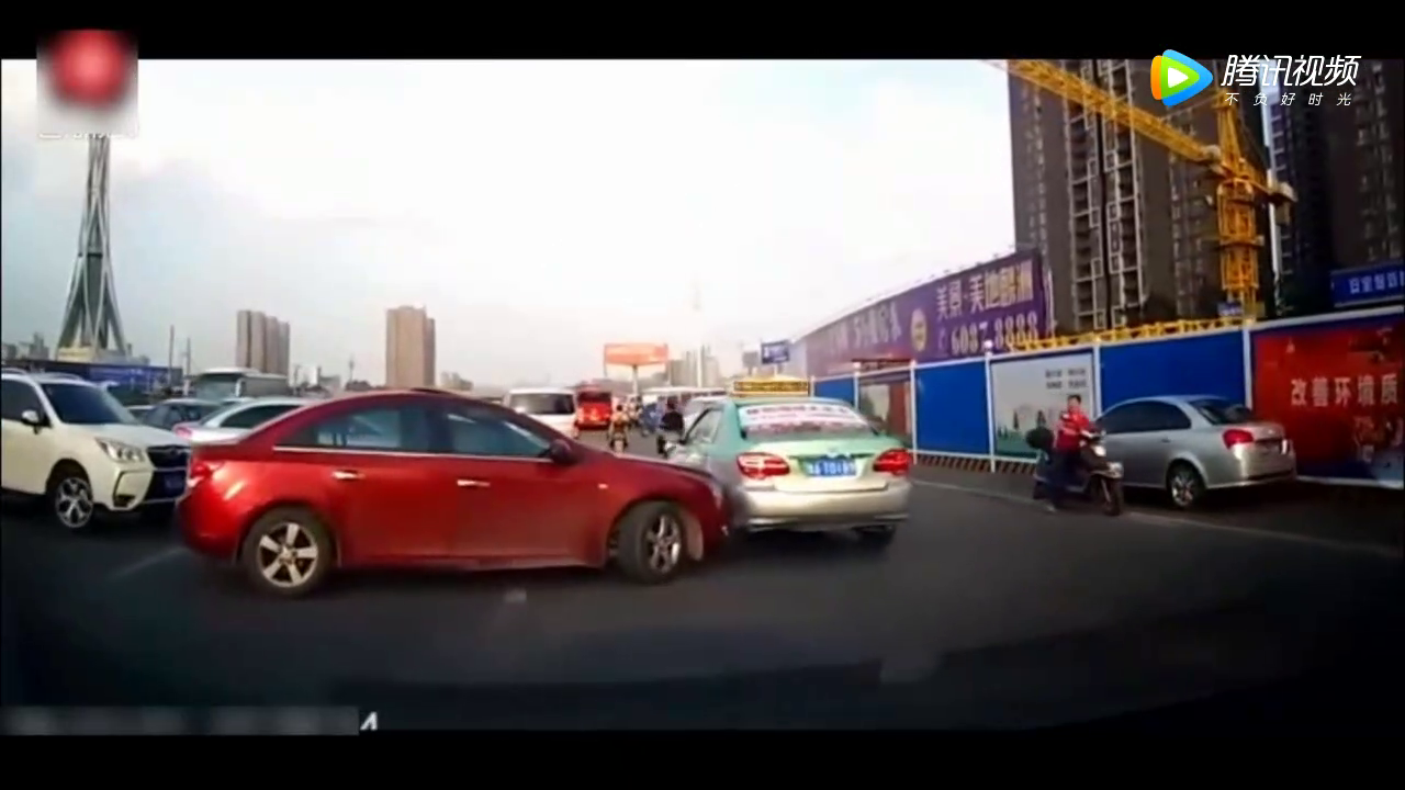 记录仪实拍：轿车司机跟卡车抢道，结果可想而知！