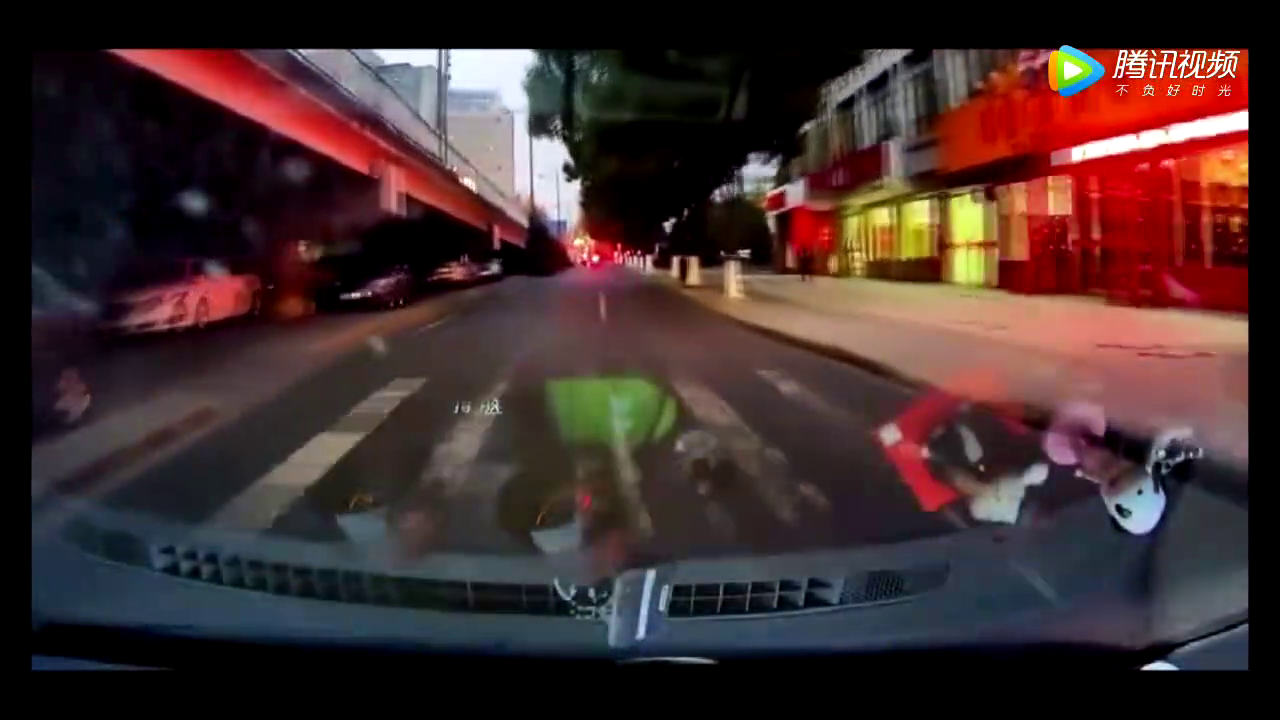 电动车女子突然飞速穿出，被撞后一脸的茫然