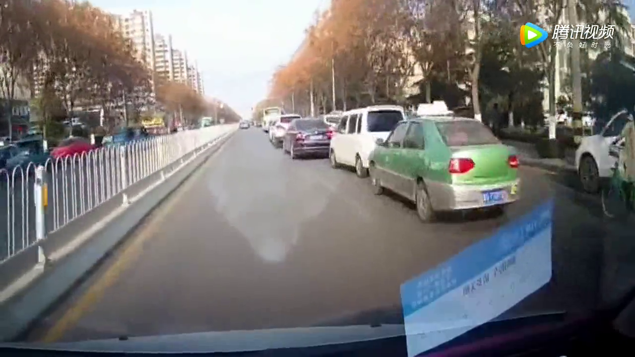 电动车女司机就这样窜出来，我无奈撞了上去