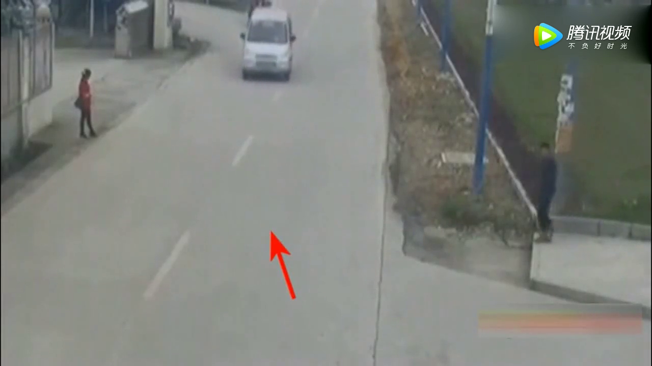 低空飞行的电动车，猛烈撞上面包车，可怕一幕