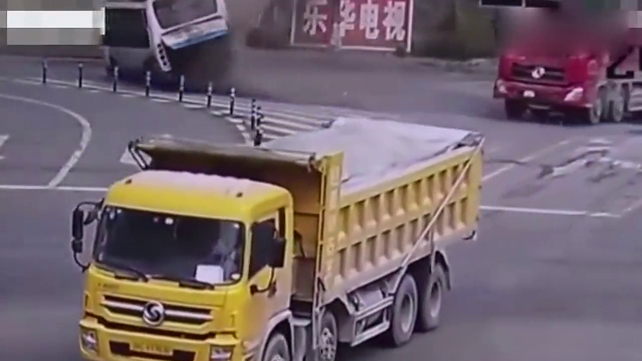 大卡车撞上公交车，大型车车祸场面太震撼