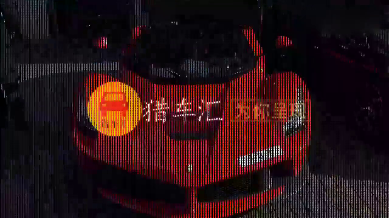 老板送给女员工一辆保时捷跑车作为年终奖 妹子明显慌乱了
