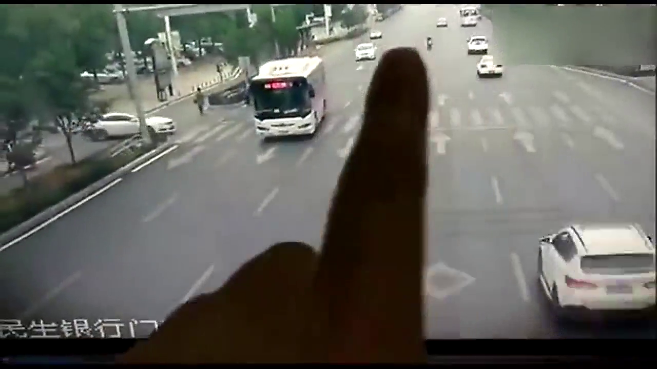电动车这样作死，谁也救不了你，小哥逆行惨遭撞飞