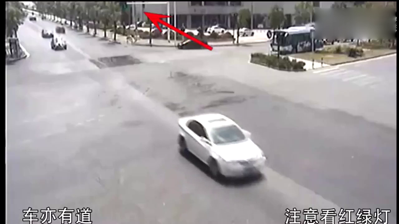 电动车路口看都不看，直接选择冲了出去