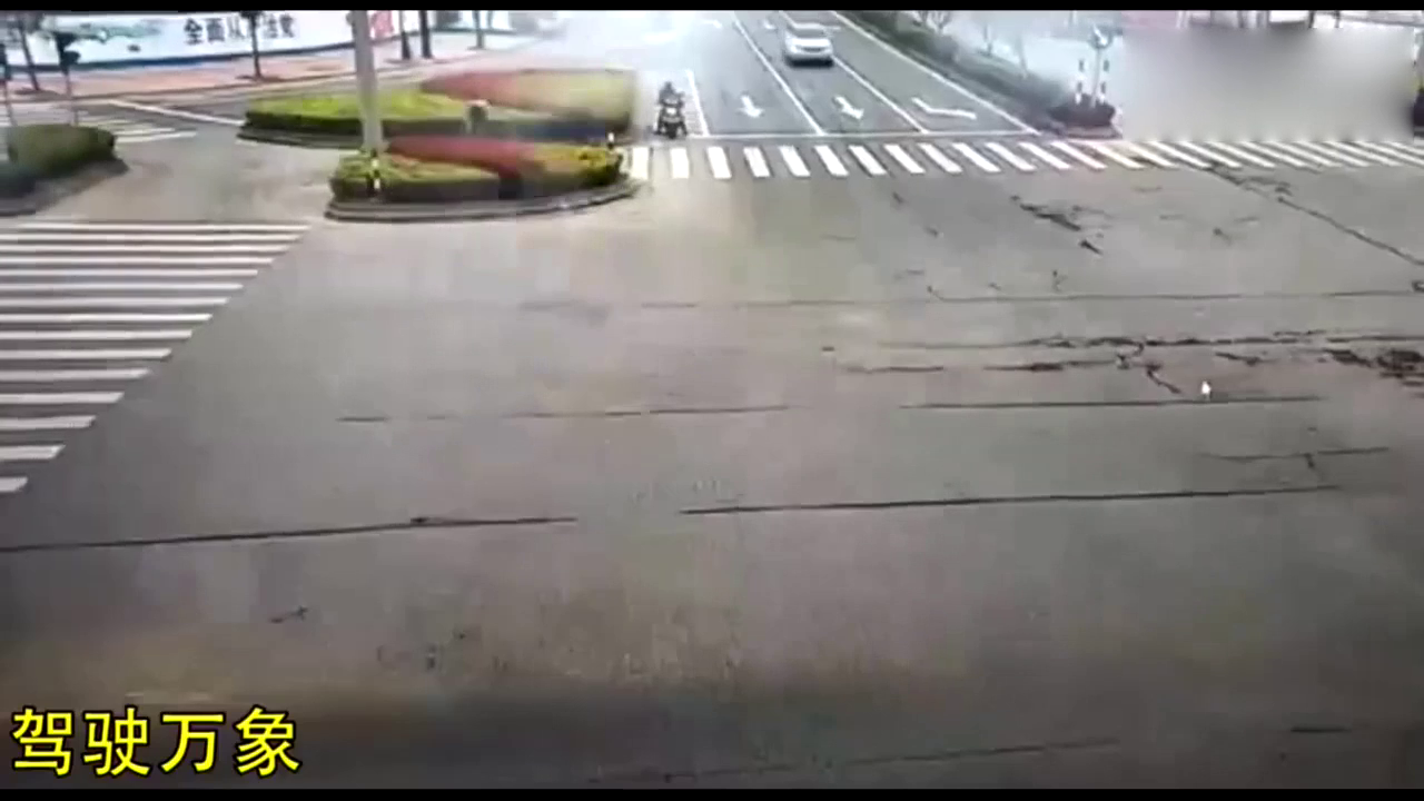 电动车强行闯红灯，以为没人敢撞他，结局没人想的到