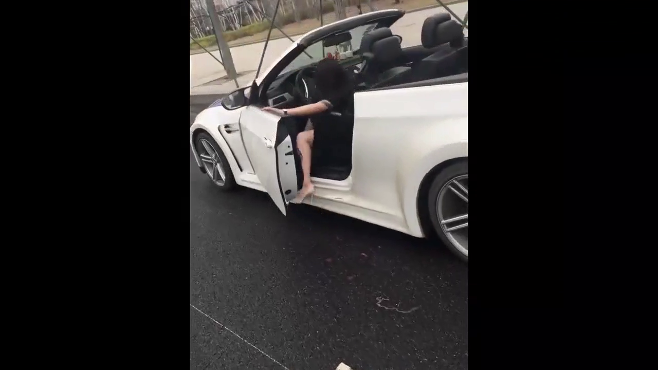 价值几十万的宝马敞篷车，美女上车后才是霸气的开始