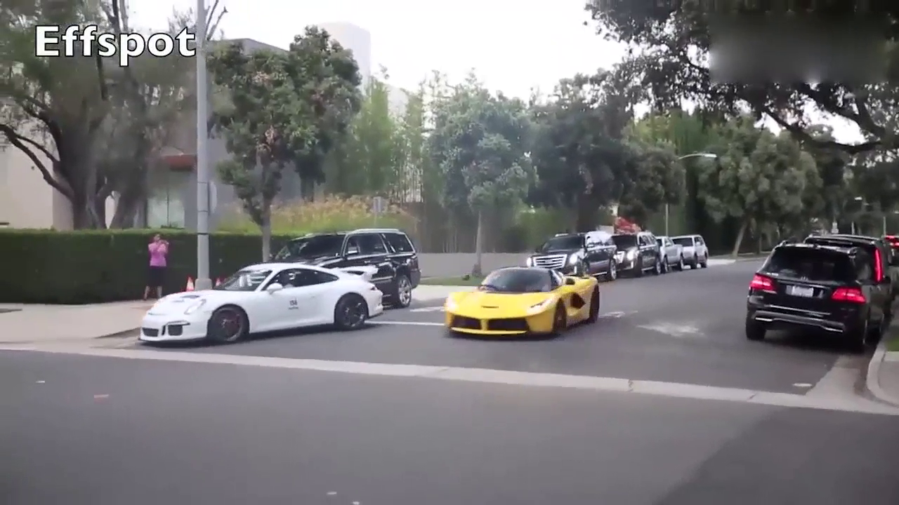 四千万刚买的超级跑车，一脚油门下去，车主蹲在地上哭得很惨！