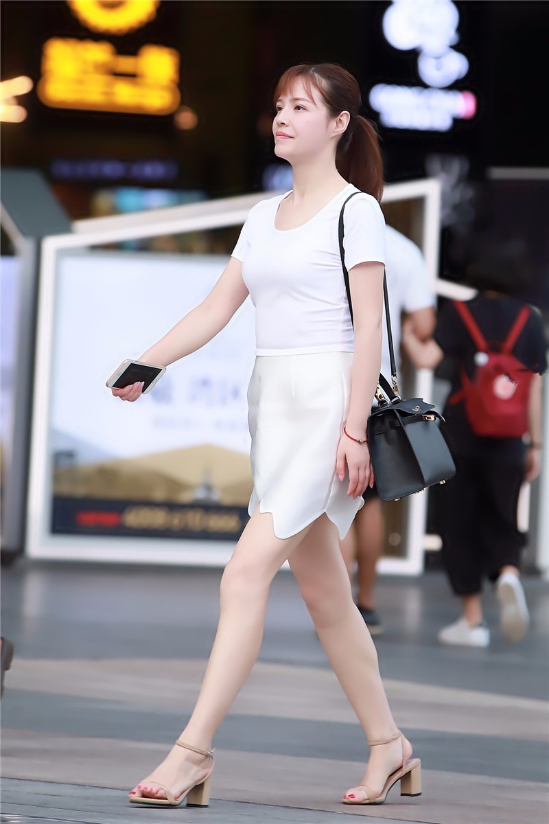 路人街拍,穿波浪边短裙的马尾辫美女,穿搭纯白色t恤白