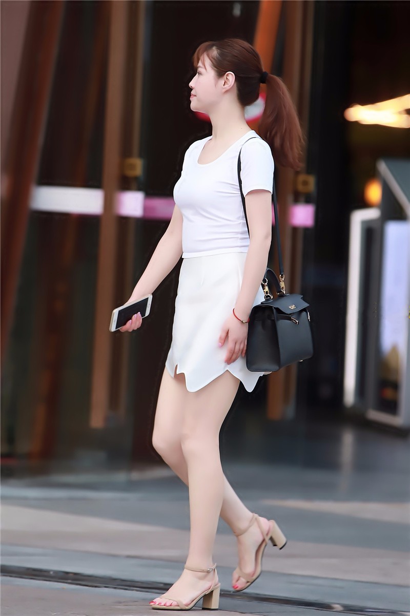 路人街拍,穿波浪边短裙的马尾辫美女,穿搭纯白色t恤白