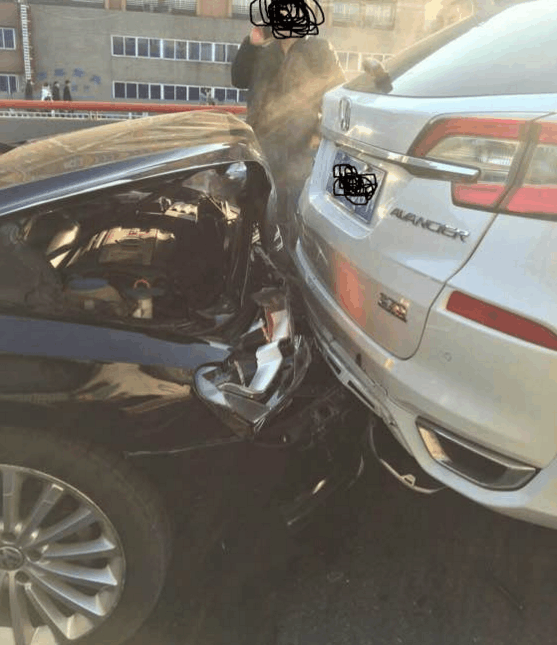 20万的帕萨特撞上日系车, 大众车主下车后看到, 自己的车完败