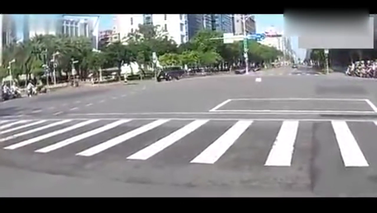 电动车速度过快，在红绿灯路口上撞到另外一部电动车， 太惨了