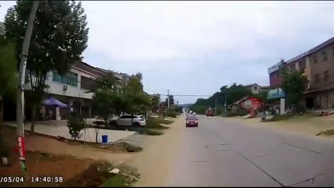 50吨大货车自残式的急打方向，只为救下突然变道的电动车