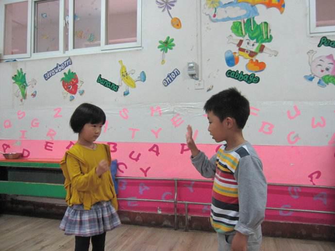 小班石头剪刀布教案!