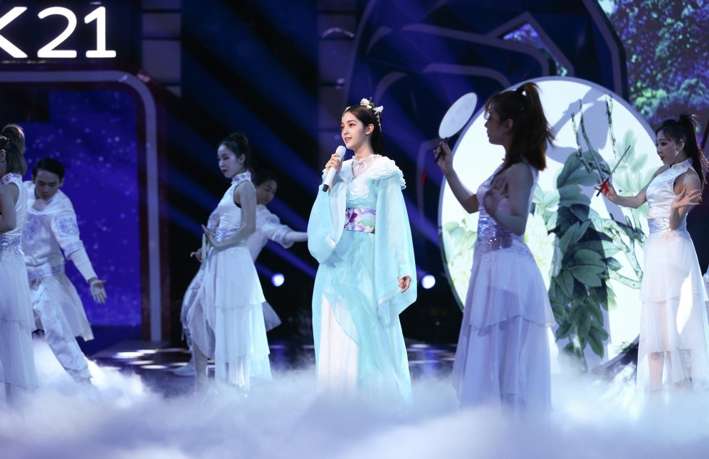 欧阳娜娜古装扮相化身古典美人 一袭蓝色纱裙展舞姿,美轮美奂