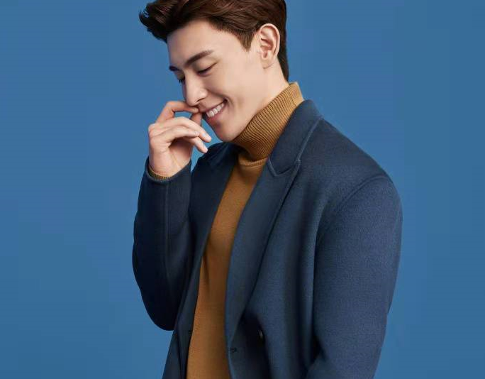 邓伦微笑高清壁纸图片