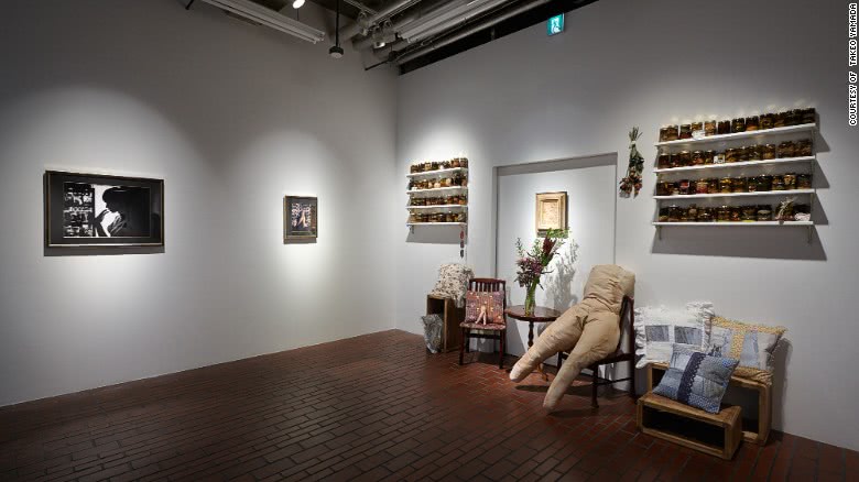 畸形美女艺术家诠释的坚强人生