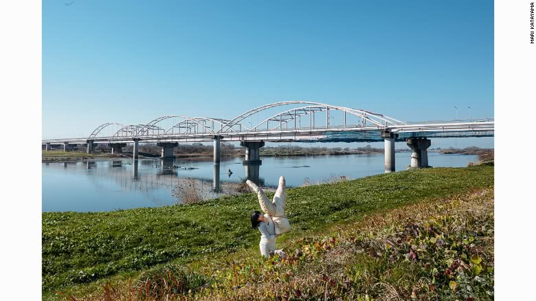 畸形美女艺术家诠释的坚强人生