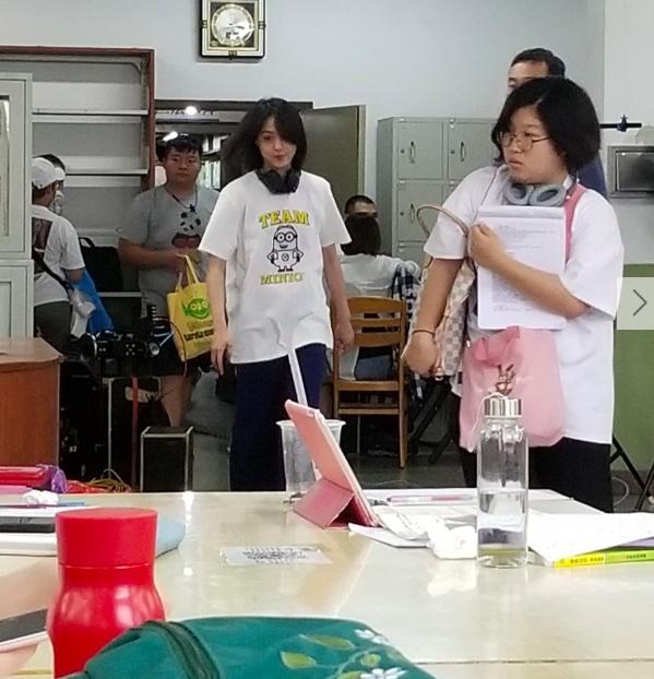 郑爽现身北工大拍摄《青春斗》,虽变胖变圆了