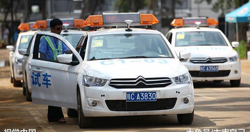 科目三考试学员操作失误,导致车辆发生追尾,事