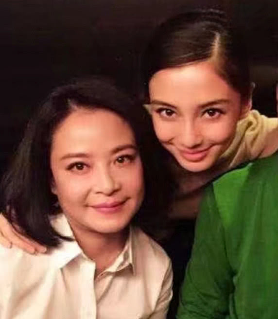 杨颖跟妈妈的合影,脸型上一个方脸胖嘟嘟,一个瓜子小巴掌,杨颖的混血