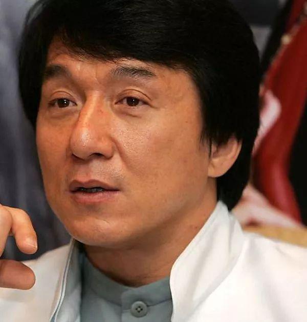 成龙批评年轻演员,一旁主持人表情亮了,黄子韬张艺兴都被点名?