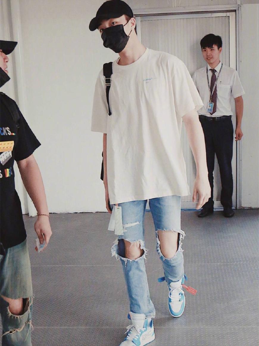 陈立农这条破洞裤穿上瘾, 配T恤少年感爆棚, 洞