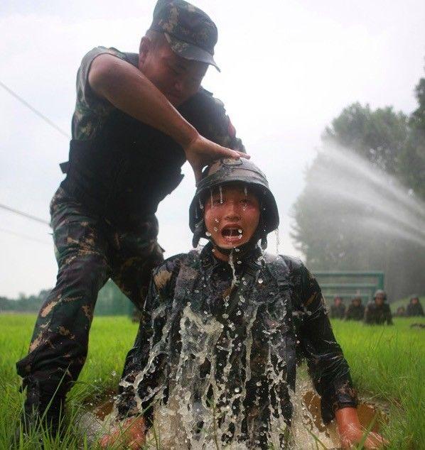 中国40年不打仗,老外质疑解放军战力,这一幕让