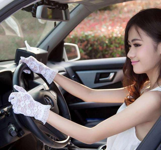 女司机驾车为何连车带人冲入河中?-女司机驾车交通汽车