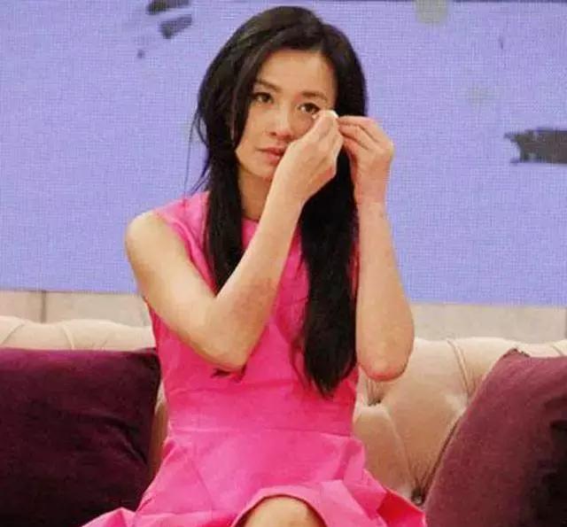 酒窝美女为了当妈做了9次人工受孕，如今女儿长大，却美貌失传？