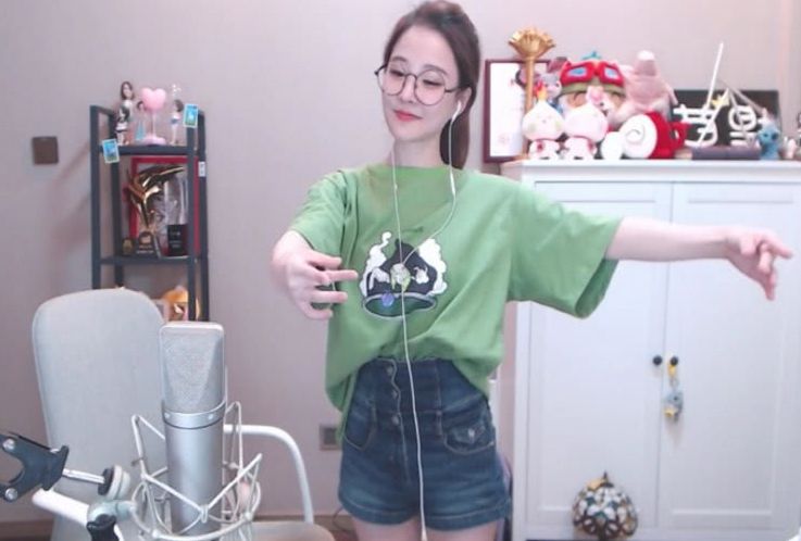 冯提莫版的舞蹈教学,活泼可爱,终于知道冯提莫