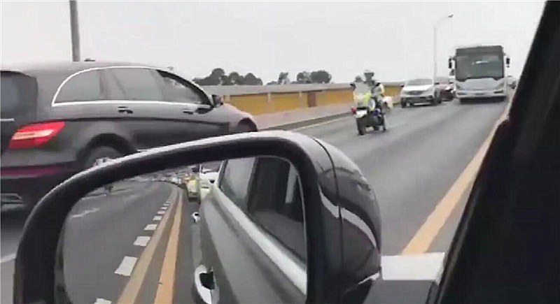 67万奔驰R320逆行,一分钟后又后退了!网友:惹不起的摩托