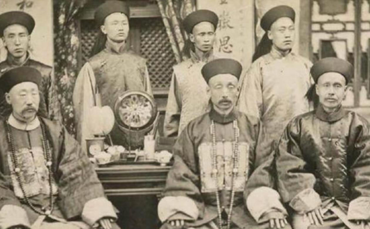 晚清老照片:麻木是清朝人普遍的特点，富人的小妾长这样?