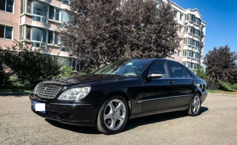 花6万5买辆二手奔驰S级,刚开回小区楼下,女友