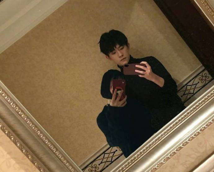 易烊千玺更新了一张站在镜子前的自拍照~千纸