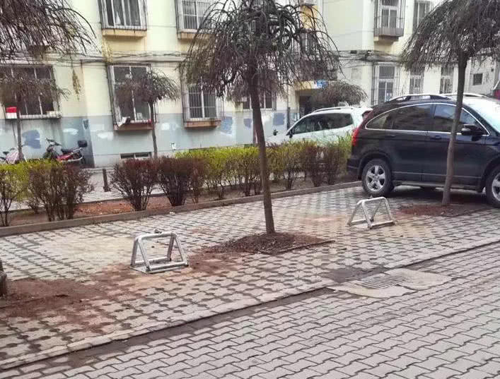 业主私自在小区公共停车位安装地锁 邻里争吵