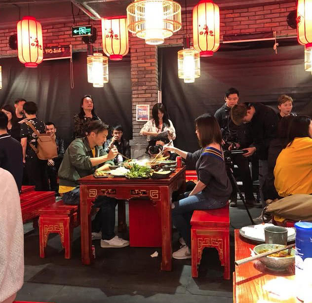 张靓颖和谢霆锋在成都吃火锅,外面上千粉丝围