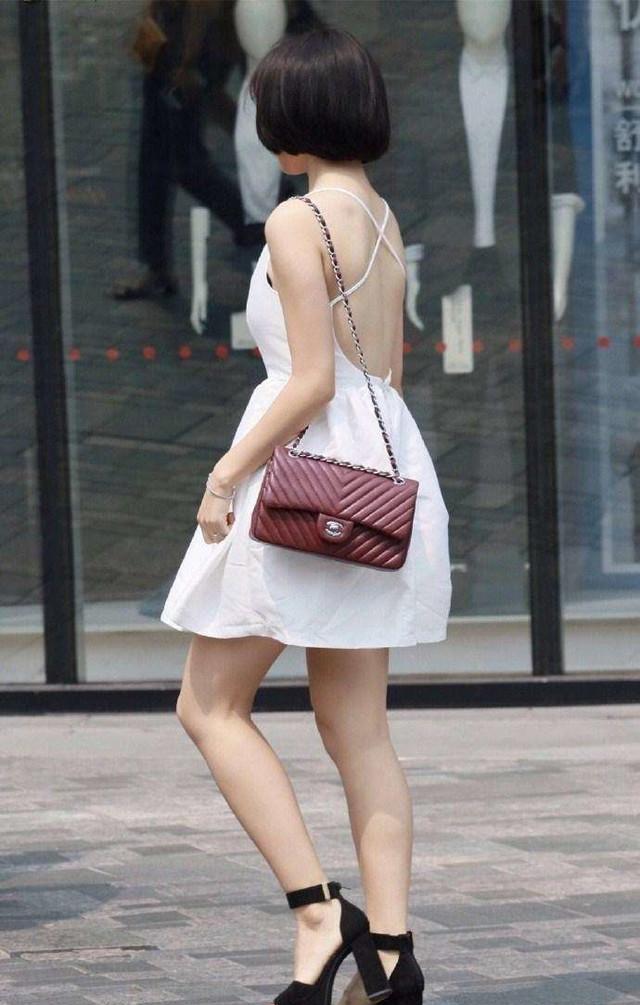 街拍: 小阿姨穿成这样出街, 不仅需要身材好, 更要胆儿大